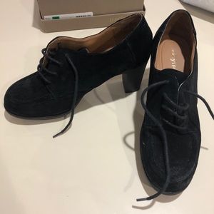 Easy Spirit Black Suede Oxfords!